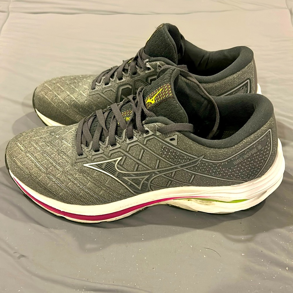 Women’s running shoe